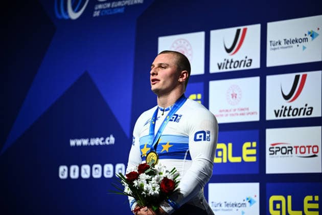 2026 UEC Track Elite European Championships Picture by Olly Hassell SWpix.com - 04 02 2026 - Cycling - 2026 UEC Track Elite European Championships - Konya Velodrome, Konya, Türkiye - Men™s Sprint Podium - Matthew Richardson (Great Britain) receives the Gold Medal to become European Champion Konya Konya Velodrome Türkiye Copyright: x xSWpix.comx(t axPhotographyxHubxLtd)xOllyxHassell SWpix.comx SWP-3177-0955