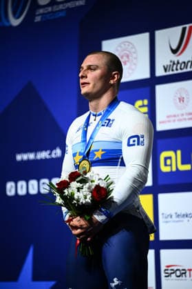 2026 UEC Track Elite European Championships Picture by Olly Hassell SWpix.com - 04 02 2026 - Cycling - 2026 UEC Track Elite European Championships - Konya Velodrome, Konya, Türkiye - Men™s Sprint Podium - Matthew Richardson (Great Britain) receives the Gold Medal to become European Champion Konya Konya Velodrome Türkiye Copyright: x xSWpix.comx(t axPhotographyxHubxLtd)xOllyxHassell SWpix.comx SWP-3177-0956