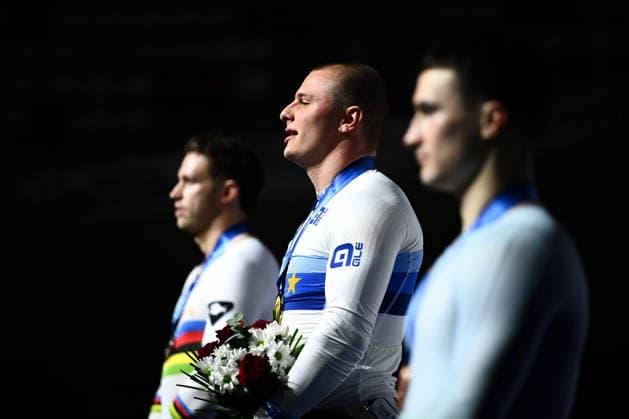 2026 UEC Track Elite European Championships Picture by Olly Hassell SWpix.com - 04 02 2026 - Cycling - 2026 UEC Track Elite European Championships - Konya Velodrome, Konya, Türkiye - Men™s Sprint Podium - Matthew Richardson (Great Britain) receives the Gold Medal to become European Champion, Harrie Lavreysen (Netherlands) Silver Medalist and Nikita Kiriltsev (Individual Neutral Athletes) Bronze Medalist Konya Konya Velodrome Türkiye Copyright: x xSWpix.comx(t axPhotographyxHubxLtd)xOllyxHassell SWpix.comx SWP-3177-0957