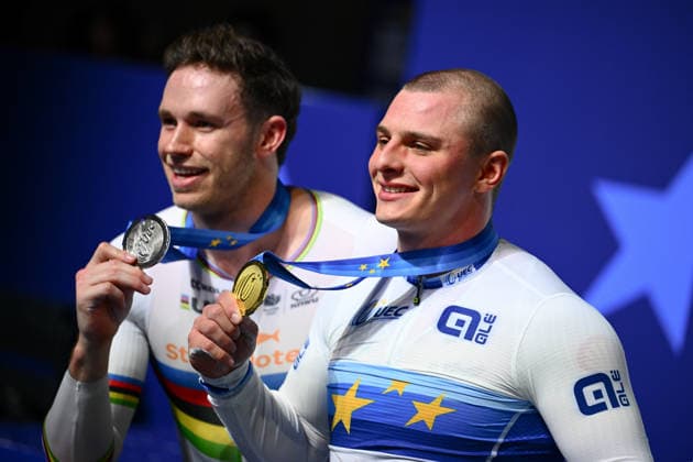 2026 UEC Track Elite European Championships Picture by Olly Hassell SWpix.com - 04 02 2026 - Cycling - 2026 UEC Track Elite European Championships - Konya Velodrome, Konya, Türkiye - Men™s Sprint Podium - Matthew Richardson (Great Britain) receives the Gold Medal to become European Champion, Harrie Lavreysen (Netherlands) Silver Medalist Konya Konya Velodrome Türkiye Copyright: x xSWpix.comx(t axPhotographyxHubxLtd)xOllyxHassell SWpix.comx SWP-3177-0962