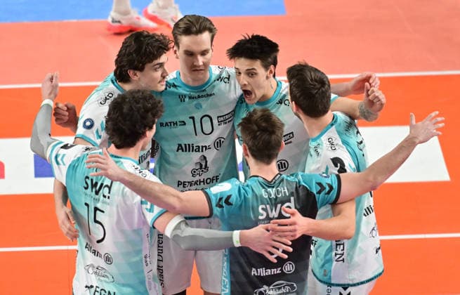 GER 1 VBL, SVG Lueneburg vs SWD powervolleys Dueren 04 02 2026, GER 1 VBL, SVG Lueneburg vs SWD powervolleys Dueren, in the picture the team from Dueren cheers nordphotoxGmbH xWitke nph00002