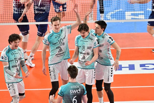 GER 1 VBL, SVG Lueneburg vs SWD powervolleys Dueren 04 02 2026, GER 1 VBL, SVG Lueneburg vs SWD powervolleys Dueren, in the picture the team from Dueren cheers nordphotoxGmbH xWitke nph00002