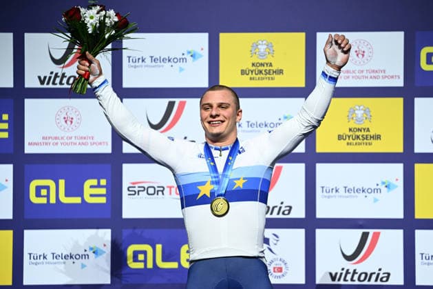 2026 UEC Track Elite European Championships Picture by Olly Hassell SWpix.com - 04 02 2026 - Cycling - 2026 UEC Track Elite European Championships - Konya Velodrome, Konya, Türkiye - Men™s Sprint Podium - Matthew Richardson (Great Britain) receives the Gold Medal to become European Champion Konya Konya Velodrome Türkiye Copyright: x xSWpix.comx(t axPhotographyxHubxLtd)xOllyxHassell SWpix.comx SWP-3177-0958