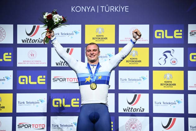 2026 UEC Track Elite European Championships Picture by Olly Hassell SWpix.com - 04 02 2026 - Cycling - 2026 UEC Track Elite European Championships - Konya Velodrome, Konya, Türkiye - Men™s Sprint Podium - Matthew Richardson (Great Britain) receives the Gold Medal to become European Champion Konya Konya Velodrome Türkiye Copyright: x xSWpix.comx(t axPhotographyxHubxLtd)xOllyxHassell SWpix.comx SWP-3177-0959