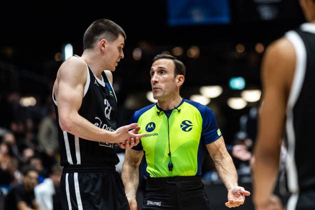 GER, BKT EuroCup, season 2025 2026, Niners Chemnitz Dolomiti Energia Trento 04 02 2026, Messe, Chemnitz, GER, BKT EuroCup, season 2025 2026, Niners Chemnitz Dolomiti Energia Trento Andrej Jakimovski Tolomiti Energia Trento 23 discusses with the referee Photo Alexander Trienitz Chemnitz Messe Sachsen Germany