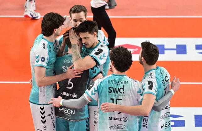 GER 1 VBL, SVG Lueneburg vs SWD powervolleys Dueren 04 02 2026, GER 1 VBL, SVG Lueneburg vs SWD powervolleys Dueren, in the picture the team from Dueren cheers nordphotoxGmbH xWitke nph00002