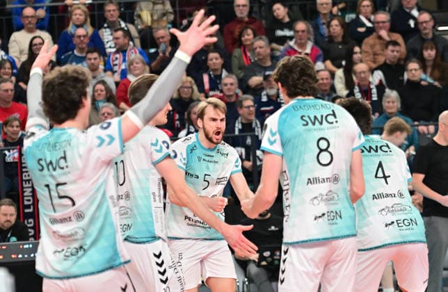 GER 1 VBL, SVG Lueneburg vs SWD powervolleys Dueren 04 02 2026, GER 1 VBL, SVG Lueneburg vs SWD powervolleys Dueren, in the picture the team from Dueren cheers nordphotoxGmbH xWitke nph00002