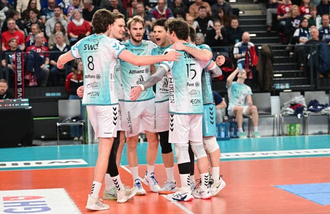 GER 1 VBL, SVG Lueneburg vs SWD powervolleys Dueren 04 02 2026, GER 1 VBL, SVG Lueneburg vs SWD powervolleys Dueren, in the picture the team from Dueren cheers nordphotoxGmbH xWitke nph00002