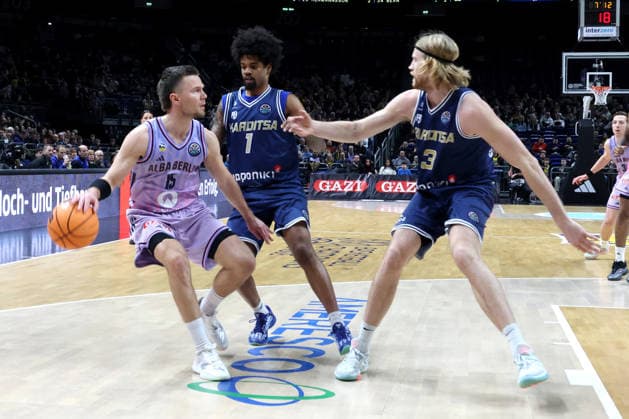 DEU, European Cup, ALBA vs AS Karditsa Iaponiki, 04 02 2026, Uber Arena, Berlin, DEU, European Cup, ALBA vs AS Karditsa Iaponiki, in the picture Martin Hermannsson ALBA Berlin 15 , Aaron Estrada Karditsa Iaponiki 1 , Noah Horchler Karditsa Iaponiki 3 nordphotoxGmbHx xEngler nph00076
