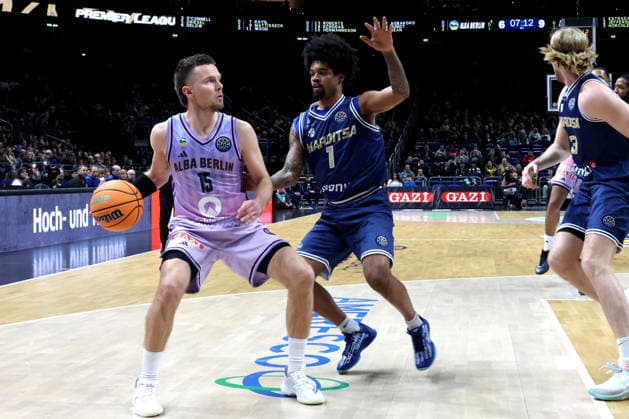 DEU, European Cup, ALBA vs AS Karditsa Iaponiki, 04 02 2026, Uber Arena, Berlin, DEU, European Cup, ALBA vs AS Karditsa Iaponiki, in the picture Martin Hermannsson ALBA Berlin 15 , Aaron Estrada Karditsa Iaponiki 1 nordphotoxGmbHx xEngler nph00076