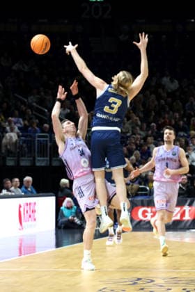DEU, European Cup, ALBA vs AS Karditsa Iaponiki, 04 02 2026, Uber Arena, Berlin, DEU, European Cup, ALBA vs AS Karditsa Iaponiki, in the picture Justin Bean ALBA Berlin 34 , Noah Horchler Karditsa Iaponiki 3 nordphotoxGmbHx xEngler nph00076