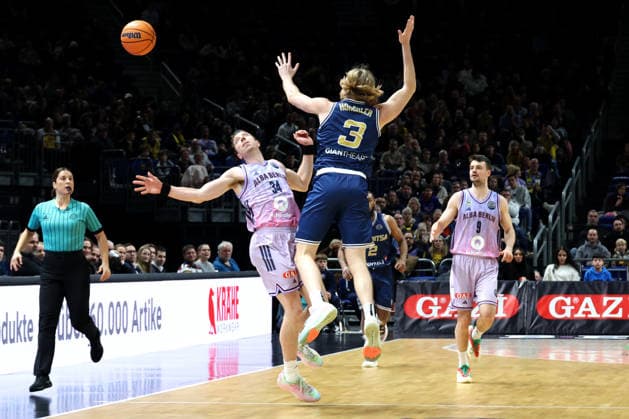 DEU, European Cup, ALBA vs AS Karditsa Iaponiki, 04 02 2026, Uber Arena, Berlin, DEU, European Cup, ALBA vs AS Karditsa Iaponiki, in the picture Justin Bean ALBA Berlin 34 , JONAS MATTISSECK ALBA Berlin 9 , Noah Horchler Karditsa Iaponiki 3 nordphotoxGmbHx xEngler nph00076