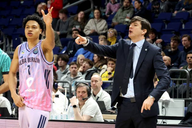 DEU, European Cup, ALBA vs AS Karditsa Iaponiki, 04 02 2026, Uber Arena, Berlin, DEU, European Cup, ALBA vs AS Karditsa Iaponiki, in the picture CHIEF COACH Pedro Calles ALBA Berlin , Jack Kayil ALBA Berlin 7 nordphotoxGmbHx xEngler nph00076
