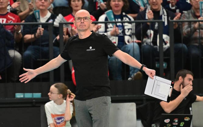 GER 1 VBL, SVG Lueneburg vs SWD powervolleys Dueren 04 02 2026, GER 1 VBL, SVG Lueneburg vs SWD powervolleys Dueren, in the picture Christophe Achten Coach Dueren nordphotoxGmbH xWitke nph00002