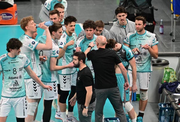 GER 1 VBL, SVG Lueneburg vs SWD powervolleys Dueren 04 02 2026, GER 1 VBL, SVG Lueneburg vs SWD powervolleys Dueren, in the picture Christophe Achten Coach Dueren talks to the team nordphotoxGmbH xWitke nph00002
