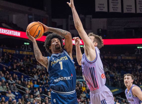 Basketball, Men, Season 2025 2026, Basketball Champions League Round of 16, Group J , Alba Berlin Karditsa Iaponiki, v l Aaron Estrada Karditsa , Malte Delow Alba , 04 02 2026, Copyright: xSebastianxRäppold MatthiasxKochx