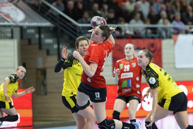 Alina Grijseels BVB Women, 4 , Madeleine Östlund Halle, 13 , SV Union Halle Neustadt vs Borussia Dortmund, Alsco Handball Bundesliga Women, Season 2025 26, 16 Matchday, 04 02 2026 Halle SWH Arena Sachsen Anhalt Germany