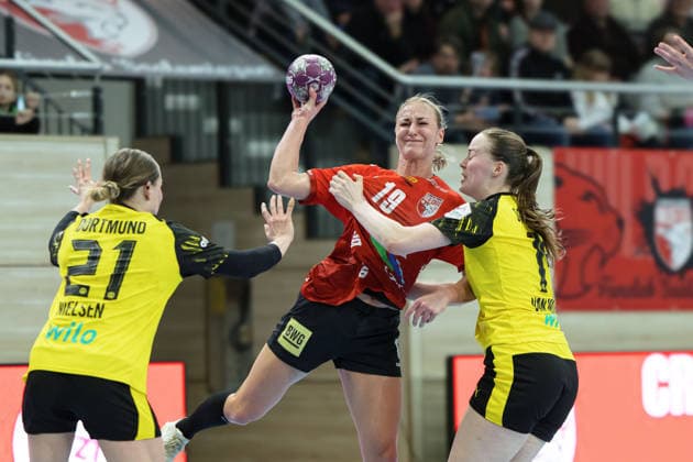 Kaja Kamp Nielsen BVB Women, 21 , Lea Gruber Halle, 19 , Alieke Van Maurik BVB Women, 14 , SV Union Halle Neustadt vs Borussia Dortmund, Alsco Handball Bundesliga Women, Season 2025 26, 16 Matchday, 04 02 2026 Halle SWH Arena Sachsen Anhalt Germany
