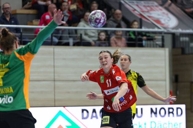 Goalkeeper Melinda Szikora BVB Women, 7 , Emma Hertha Halle, 17 , SV Union Halle Neustadt vs Borussia Dortmund, Alsco Handball Bundesliga Women, Season 2025 26, 16 Matchday, 04 02 2026 Halle SWH Arena Sachsen Anhalt Germany