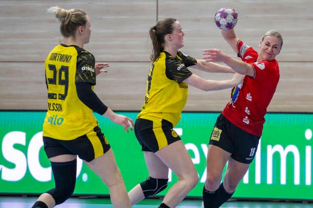 Handball Bundesliga Women,HBF, Season 2025 2026 SV Union Halle Neustadt vs Borussia Dortmund Halle, Germany 04 February 2026 In the picture from left Emma Olsson Dortmund , Lisa Antl Dortmund and Lea Gruber Halle Halle Saale SWH Arena Sachsen Anhalt Germany