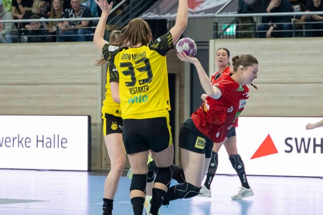 Handball Bundesliga Women,HBF, Season 2025 2026 SV Union Halle Neustadt vs Borussia Dortmund Halle, Germany 04 February 2026 In the picture from left Guro Nestaker Dortmund and Lucy Strauchmann Halle Halle Saale SWH Arena Sachsen Anhalt Germany