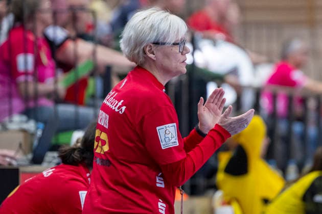 Handball Bundesliga Women,HBF, Season 2025 2026 SV Union Halle Neustadt vs Borussia Dortmund Halle, Germany 04 February 2026 In the picture coach Ines Seidler Halle gestures, gestures, gestures, Halle Saale SWH Arena Sachsen Anhalt Germany