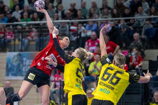 Handball Bundesliga Women,HBF, Season 2025 2026 SV Union Halle Neustadt vs Borussia Dortmund Halle, Germany 04 February 2026 In the picture from left in duel EngelinaAlida Corona Molenaar Halle ,Emma Olsson Dortmund and Dana Bleckmann Dortmund Halle Saale SWH Arena Sachsen Anhalt Germany