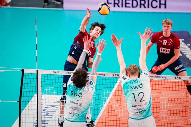 VBL SVG Lüneburg vs SWD powervolleys Düren, 04 02 205 Ethan Champlin SVG Lüneburg, 20 beats, before that Siebe Korenblek 12, SWD Powervolleys Düren and Zachary Peter Hutcheson 15, SWD Powervolleys Düren Volleyball Bundesliga SVG Lüneburg vs SWD powervolleys Düren on 04 02 2026 in the LKH Arena, Lüneburg Copyright: xBEAUTIFULxSPORTS Tonhäuserx