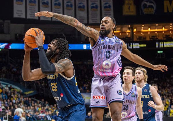 Basketball, Herren, Saison 2025 2026, Basketball Champions League (Round of 16, Gruppe J), Alba Berlin - Karditsa Iaponiki, v.l. Warren Washington (Karditsa), J wan Roberts (Alba), 04.02.2026, *** Basketball, Men, Season 2025 2026, Basketball Champions League Round of 16, Group J , Alba Berlin Karditsa Iaponiki, v l Warren Washington Karditsa , J wan Roberts Alba , 04 02 2026, Copyright: xSebastianxRäppold MatthiasxKochx
