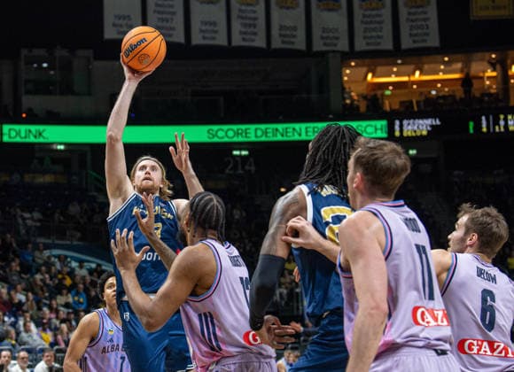 Basketball, Men, Season 2025 2026, Basketball Champions League Round of 16, Group J , Alba Berlin Karditsa Iaponiki, v l Noah Horchler Karditsa , J wan Roberts Alba , Warren Washington Karditsa , Moses Wood Alba , Malte Delow Alba , 04 02 2026, Copyright: xSebastianxRäppold MatthiasxKochx