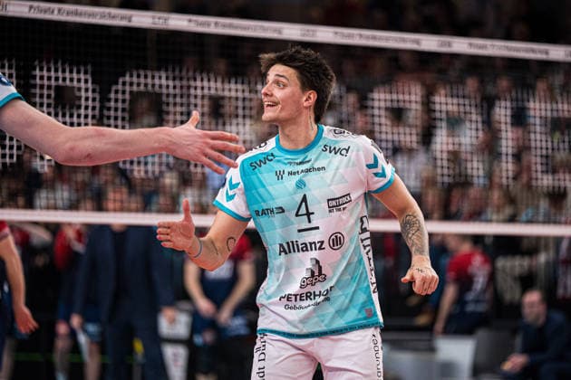 Volleyball I Men I Season 2025 2026 I Bundesliga I SVG Lüneburg SWD powervolleys Düren I 04 02 2026 Gregor Pernus 4, SWD Powervolleys Düren high-fives Siebe Korenblek 12, SWD Powervolleys Düren Copyright: xLobeca Björn-OlexKehmx