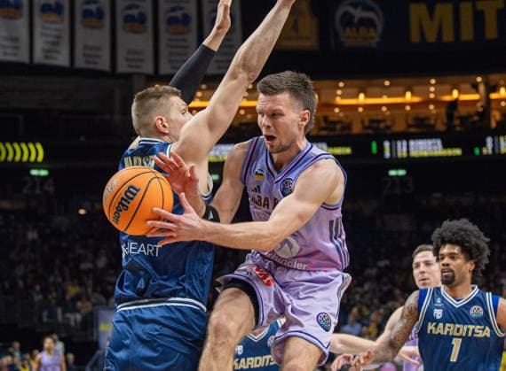Basketball, Men, Season 2025 2026, Basketball Champions League Round of 16, Group J , Alba Berlin Karditsa Iaponiki, v l Alexander Madsen Karditsa , Martin Hermannsson Alba , 04 02 2026, Copyright: xSebastianxRäppold MatthiasxKochx