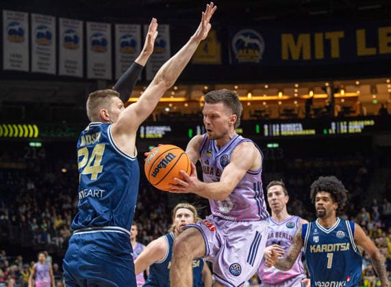 Basketball, Men, Season 2025 2026, Basketball Champions League Round of 16, Group J , Alba Berlin Karditsa Iaponiki, v l Alexander Madsen Karditsa , Martin Hermannsson Alba , 04 02 2026, Copyright: xSebastianxRäppold MatthiasxKochx