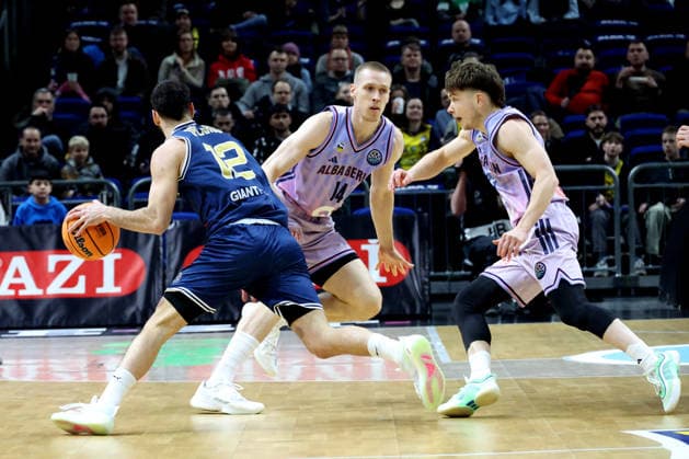 DEU, European Cup, ALBA vs AS Karditsa Iaponiki, 04 02 2026, Uber Arena, Berlin, DEU, European Cup, ALBA vs AS Karditsa Iaponiki, pictured Bennet Hundt ALBA Berlin 33 , Martynas Echodas ALBA Berlin 14 , Nikolaos Diplaros Karditsa Iaponiki 12 nordphotoxGmbHx xEngler nph00076