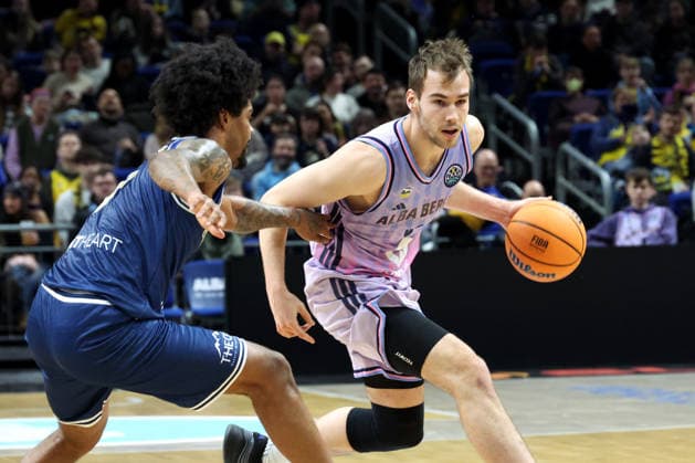 DEU, European Cup, ALBA vs AS Karditsa Iaponiki, 04 02 2026, Uber Arena, Berlin, DEU, European Cup, ALBA vs AS Karditsa Iaponiki, in the picture MALTE DELOW ALBA Berlin 6 , Aaron Estrada Karditsa Iaponiki 1 nordphotoxGmbHx xEngler nph00076