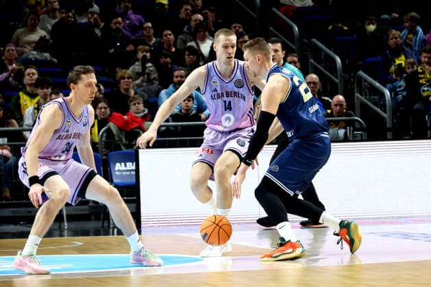 DEU, European Cup, ALBA vs AS Karditsa Iaponiki, 04 02 2026, Uber Arena, Berlin, DEU, European Cup, ALBA vs AS Karditsa Iaponiki, in the picture Justin Bean ALBA Berlin 34 , Martynas Echodas ALBA Berlin 14 , Aleksander Madsen Karditsa Iaponiki 24 nordphotoxGmbHx xEngler nph00076