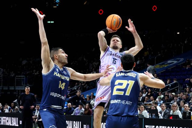 DEU, European Cup, ALBA vs AS Karditsa Iaponiki, 04 02 2026, Uber Arena, Berlin, DEU, European Cup, ALBA vs AS Karditsa Iaponiki, in the picture Martin Hermannsson ALBA Berlin 15 , Nikolaos Diplaros Karditsa Iaponiki 12 , Georgos Kamperidis Karditsa Iaponiki 21 nordphotoxGmbHx xEngler nph00076