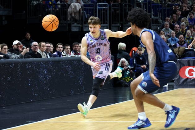 DEU, European Cup, ALBA vs AS Karditsa Iaponiki, 04 02 2026, Uber Arena, Berlin, DEU, European Cup, ALBA vs AS Karditsa Iaponiki, pictured Bennet Hundt ALBA Berlin 33 , Aaron Estrada Karditsa Iaponiki 1 nordphotoxGmbHx xEngler nph00076