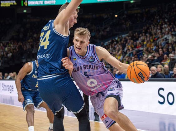 Basketball, Men, Season 2025 2026, Basketball Champions League Round of 16, Group J , Alba Berlin Karditsa Iaponiki, v l Alexander Madsen Karditsa , Sam Griesel Alba , 04 02 2026, Copyright: xSebastianxRäppold MatthiasxKochx