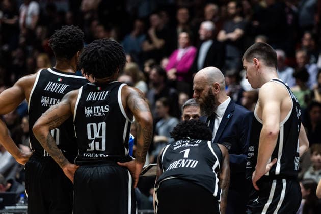 GER, BKT EuroCup, Season 2025 2026, Niners Chemnitz Dolomiti Energia Trento 04 02 2026, Messe, Chemnitz, GER, BKT EuroCup, Season 2025 2026, Niners Chemnitz Dolomiti Energia Trento Massimo Cancellieri Head Coach , Tolomiti Energia Trento talks to his players Photo Alexander Trienitz Chemnitz Messe Sachsen Germany