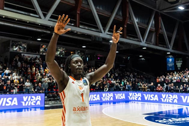 GER, BKT EuroCup, season 2025 2026, Niners Chemnitz Dolomiti Energia Trento 04 02 2026, Messe, Chemnitz, GER, BKT EuroCup, season 2025 2026, Niners Chemnitz Dolomiti Energia Trento Aher Uguak Niners Chemnitz, 1 thanks the fans Photo Alexander Trienitz Chemnitz Messe Sachsen Germany
