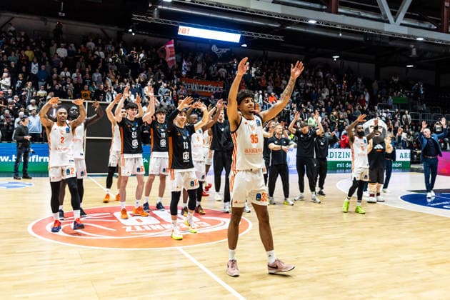 GER, BKT EuroCup, season 2025 2026, Niners Chemnitz Dolomiti Energia Trento 04 02 2026, Messe, Chemnitz, GER, BKT EuroCup, season 2025 2026, Niners Chemnitz Dolomiti Energia Trento Roman Bedime Niners Chemnitz, 35 thanks the fans with the team Photo Alexander Trienitz Chemnitz Messe Sachsen Germany