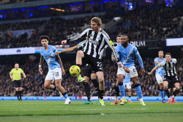 Fußball Carabao Cup Halbfinale 2. Spiel Manchester City gegen Newcastle United 4. Februar 2026 Carabao Cup Halbfinale 2. Spiel Manchester City gegen Newcastle United Nick Woltemade von Newcastle United klärt den Ball Foto Simon Stacpoole Abseits Manchester UK  Copyright: xSimonxStacpoolexOffside