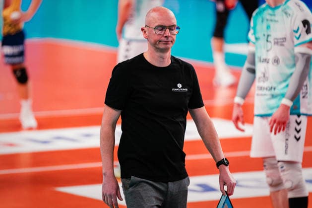 VBL SVG Lüneburg vs SWD powervolleys Düren, 04 02 205 Christophe Achten Coach, SWD Powervolleys Düren visibly annoyed Volleyball Bundesliga SVG Lüneburg vs SWD powervolleys Düren on 04 02 2026 in the LKH Arena, Lüneburg Copyright: xBEAUTIFULxSPORTS Tonhäuserx