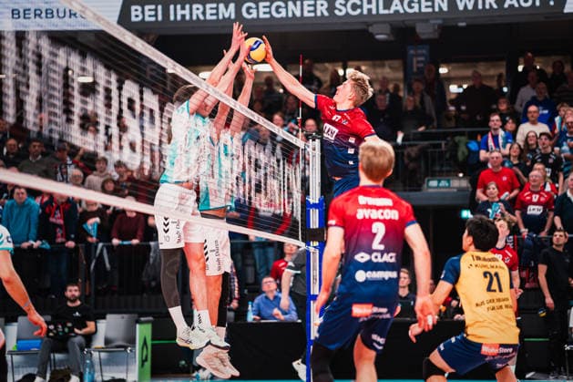 VBL SVG Lüneburg vs SWD powervolleys Düren, 04 02 205 Axel Enlund SVG Lüneburg, 17 with fight for the ball at the net Volleyball Bundesliga SVG Lüneburg vs SWD powervolleys Düren on 04 02 2026 in the LKH Arena, Lüneburg Copyright: xBEAUTIFULxSPORTS Tonhäuserx