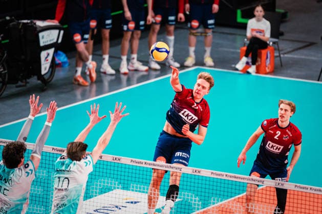 VBL SVG Lüneburg vs SWD powervolleys Düren, 04 02 205 Axel Enlund SVG Lüneburg, 17 hits the ball Volleyball Bundesliga SVG Lüneburg vs SWD powervolleys Düren on 04 02 2026 in the LKH Arena, Lüneburg Copyright: xBEAUTIFULxSPORTS Tonhäuserx
