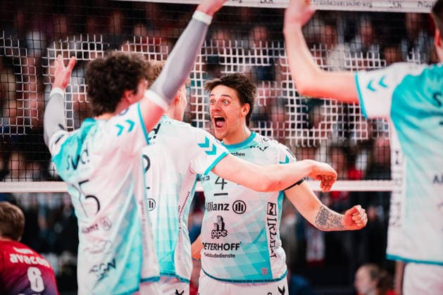 VBL SVG Lüneburg vs SWD powervolleys Düren, 04 02 205 Gregor Pernus 4, SWD Powervolleys Düren cheers with the team Volleyball Bundesliga SVG Lüneburg vs SWD powervolleys Düren on 04 02 2026 in the LKH Arena, Lüneburg Copyright: xBEAUTIFULxSPORTS Tonhäuserx