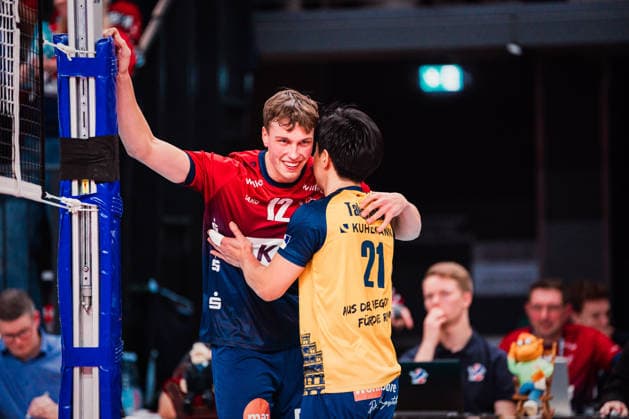 VBL SVG Lüneburg vs SWD powervolleys Düren, 04 02 205 Santeri Välimaa SVG Lüneburg, 12 and Sho Takahashi SVG Lüneburg, 21 stand close together Volleyball Bundesliga SVG Lüneburg vs SWD powervolleys Düren on 04 02 2026 in the LKH Arena, Lüneburg Copyright: xBEAUTIFULxSPORTS Tonhäuserx