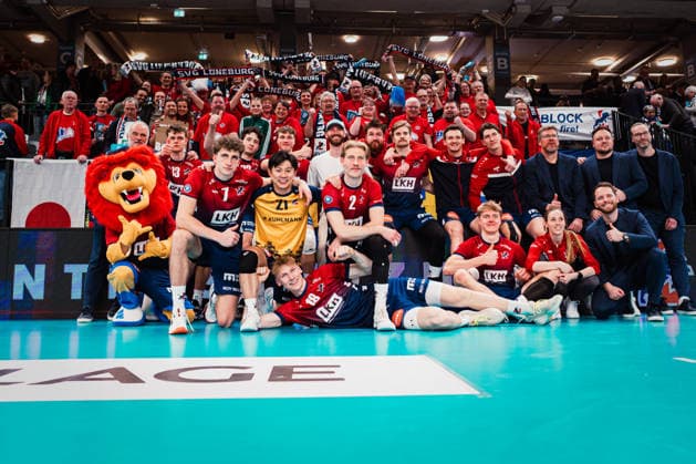 VBL SVG Lüneburg vs SWD powervolleys Düren, 04 02 205 The winning photo of SVG Lüneburg after the 3 2 success in front of the Lüneblock Volleyball Bundesliga SVG Lüneburg vs SWD powervolleys Düren on 04 02 2026 in the LKH Arena, Lüneburg Copyright: xBEAUTIFULxSPORTS Tonhäuserx