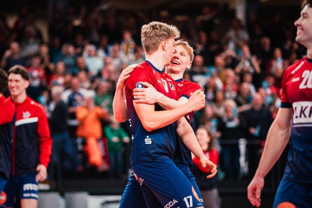 VBL SVG Lüneburg vs SWD powervolleys Düren, 04 02 205 Axel Enlund SVG Lüneburg, 17 is embraced by Axel Larsen SVG Lüneburg, 18 Volleyball Bundesliga SVG Lüneburg vs SWD powervolleys Düren on 04 02 2026 in the LKH Arena, Lüneburg Copyright: xBEAUTIFULxSPORTS Tonhäuserx